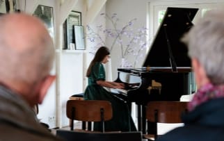 Edam 01 322x203 Girl playing the grand piano at the Piano Walk in Edam (Netherlands).
